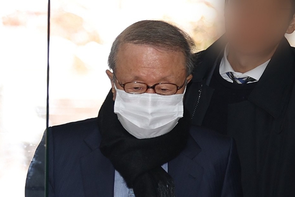 홍원식 전 남양유업 회장이 28일 특정경제범죄 가중처벌법상 배임과 횡령 등의 혐의로 영장실질심사를 받기 위해 서울 서초구 서울중앙지법에 출석하고 있다. ⓒ연합뉴스