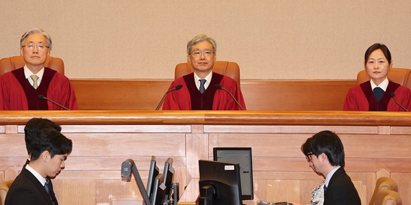 김상환 헌법재판소장(가운데)을 비롯한 헌법재판관들이 29일&nbsp;서울 종로구 헌법재판소 심판정에서 재판 시작을 기다리고 있다. ⓒ연합뉴스