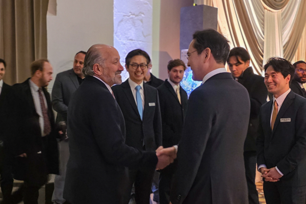 이재용 삼성전자 회장이 28일(현지시각) 미국 워싱턴DC 스미스소니언 예술산업관에서 열린 '이건희 컬렉션' 갈라 행사에서&nbsp;하워드 러트닉 미국 상무부 장관을 만나 대화하고 있다. ⓒ삼성