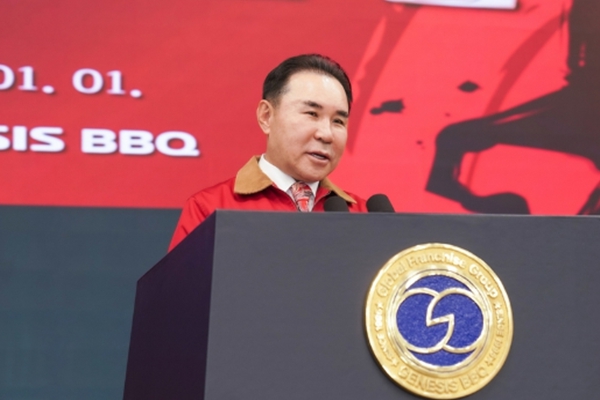 제너시스BBQ가 올해 설립 31주년을 맞았다. 사진은 윤홍근 제너시스BBQ 회장이 1일 경기도 이천 치킨대학에서 신년식을 열고 신년 인사를 하고 있는 모습. ⓒ제너시스BBQ그룹