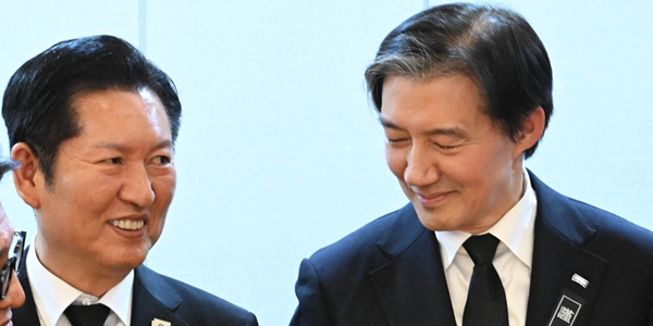 정청래 더불어민주당 대표가 27일 서울 종로구 서울대학교병원 장례식장에 마련된 이해찬 전 국무총리의 빈소에서 조국 조국혁신당 대표와 대화하고 있다. ⓒ 연합뉴스