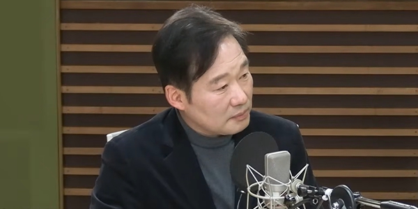 친한동훈계 신지호 전 국민의힘 전략기획부총장이 2일 오전 MBC라디오 '김종배의 시선집중'에 출연해 전두환씨 사진을 당사에 걸자고 주장해 물의를 일으킨 고성국 정치평론가를 강하게 비판하고 있다. ⓒ MBC '김종배의 시선집중'