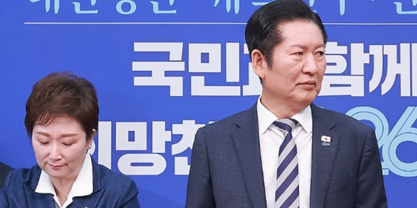 정청래 더불어민주당 대표(오른쪽)와 이언주 최고위원이 2일 국회에서 열린 최고위원회의에 참석하고 있다. ⓒ연합뉴스