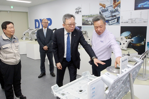 정상혁 신한은행장(앞줄 가운데)이 1월30일 경기도 화성시에 위치한 디와이피 화성 공장을 방문해 홍순겸 디아이피 회장(앞줄 왼쪽)과 장인환 디와이피 부사장(앞줄 오른쪽)으로부터 설명을 듣고 있다. 