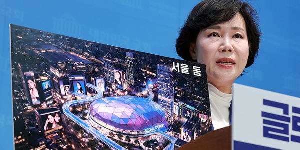 전현희 더불어민주당 의원이 2일 국회 소통관에서 서울시장 출마를 선언하며 동대문디자인플라자(DDP) 자리에 서울 돔 아레나를 조성하겠다는 공약을 발표하고 있다. ⓒ연합뉴스