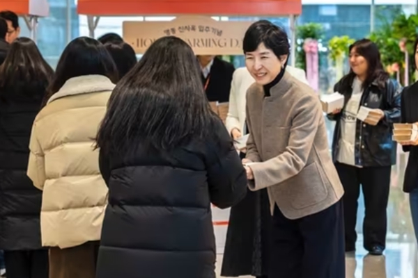 김정수 삼양라운드스퀘어 부회장이 1월30일 명동 신사옥에서 열린 ‘하우스워밍 데이’ 행사에서 임직원들에게 간식을 전달하고 있다. ⓒ삼양라운드스퀘어