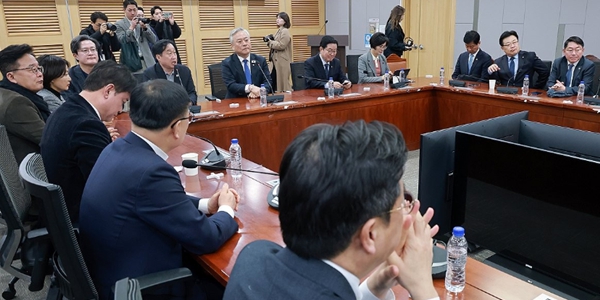 더불어민주당 초선 의원 모임인&nbsp;더민초 소속 의원들이 2일 국회 의원회관에서 민주당과 조국혁신당의 합당과 관련한 간담회를 하고 있다. ⓒ연합뉴스