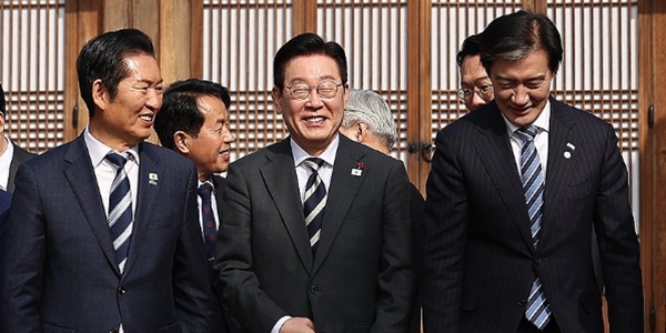 이재명&nbsp;대통령이 1월16일 청와대 상춘재에서 열린 정당 지도부 초청 오찬에서 기념촬영을 마친 뒤 정청래 더불어민주당 대표(왼쪽)와 조국 조국혁신당 대표와 함께 이석하고 있다. ⓒ연합뉴스