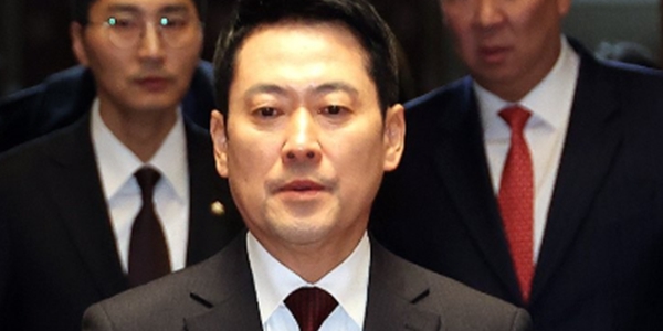 &nbsp;장동혁 국민의힘 대표가 2일 국회 예결위회의장에서 열린 의원총회에 입장하고 있다. ⓒ연합뉴스