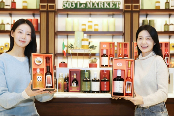 신세계백화점이  ‘하우스오브신세계 청담’에서 단독으로 마련한 명절 선물세트를 강남점에서도 선보인다. 사진은 강남점 지하 1층 신세계 마켓의 팝업존에서 5일까지 판매하는 올리브오일과 발사믹 선물세트를 들고 있는 모습. ⓒ신세계그룹