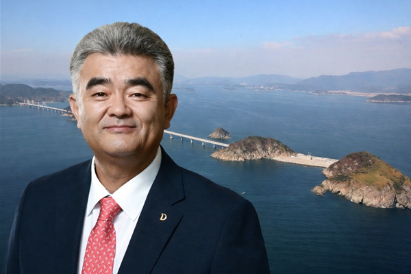 정원주 대우건설 회장. 배경은 거가대로 전경. ⓒ챗GPT