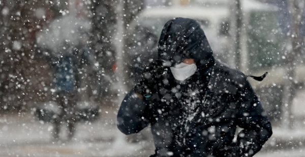 눈 내리는 날 거리를 걷는 행인. ⓒ연합뉴스