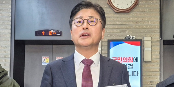 김종혁&nbsp;전 국민의힘 최고위원이 19일 서울 여의도 국민의힘 중앙당사에서 열린 윤리위원회에 출석한 뒤 취재진과 인터뷰하고 있다. ⓒ 연합뉴스