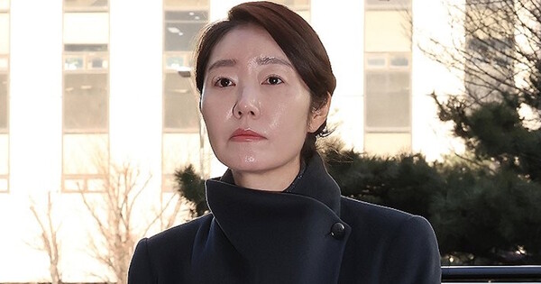 강선우 무소속 의원이 3일 서울 마포구 서울경찰청 공공범죄수사대로 출석하며 취재진의 질문을 받고 있다. 강 의원은 2022년 지방선거를 앞두고 전 사무국장 남모 씨를 통해 김경 서울시의원이 공천 대가로 건넨 1억원을 수수한 혐의를 받고 있다. ⓒ 연합뉴스