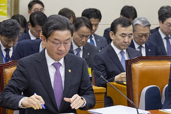 이억원&nbsp;금융위원회 위원장이 5일 국회에서 열린 정무위원회 전체 회의에 출석해 여야 의원들의 의사 진행 발언을 지켜보고 있다. ⓒ연합뉴스