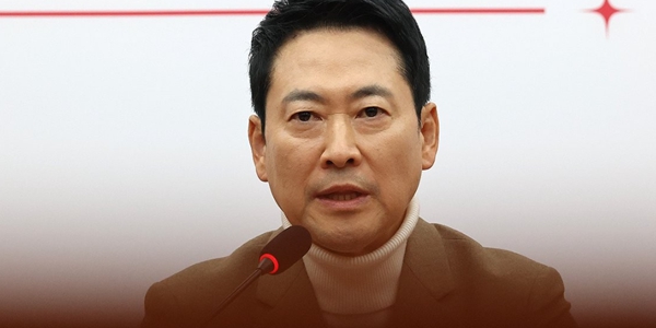 장동혁 대표가 5일 국회에서 열린 기자간담회에서 당내 사퇴론과 재신임 투표론과 관련해 입장을 밝히고 있다. ⓒ연합뉴스