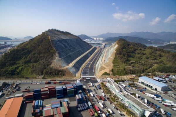 둘로 쪼개진 욕망산의 모습. ⓒ부산항만공사