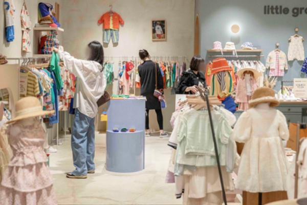 신세계백화점은 6일~22일 전국 13개 점포에서 키즈 브랜드를 중심으로 팝업스토어를 열고 최대 40%까지 할인 혜택을 제공한다고 5일 밝혔다. 사진은 신세계백화점의 키즈 매장에서 소비자가 제품을 살펴보고 있는 모습. ⓒ신세계백화점