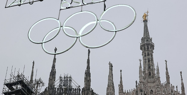 이탈리아 밀라노 두오모 성당을 배경으로 오륜기 조형물. ⓒ연합뉴스