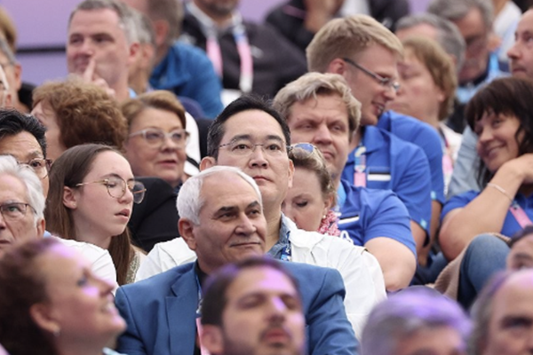 이재용 삼성전자 회장(가운데)이&nbsp;