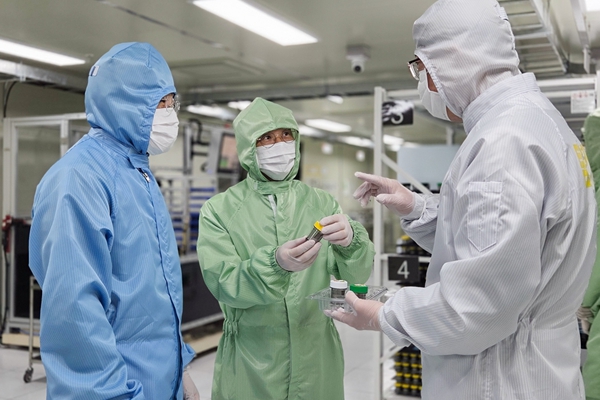 황기연 한국수출입은행장(가운데)이 4일 울산에 위치한 덕산하이메탈을 방문해 김태수 덕산하이메탈 대표이사(왼쪽) 등 관계자와 대화하고 있다. ⓒ한국수출입은행.&nbsp;