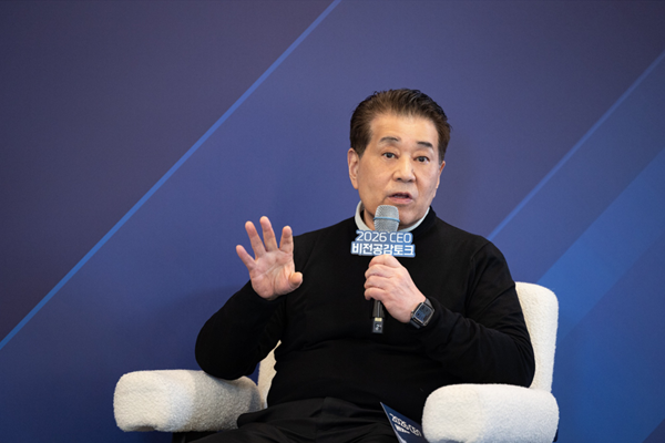 장인화 포스코그룹 회장이 6일 서울 강남구 포스코센터에서 열린 'CEO공감토크'에서 임직원들과 함께 의견을 나누고 있다. ⓒ포스코홀딩스