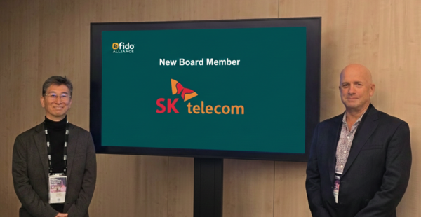 이종현 SKT 통합보안센터장(CISO)(사진 왼쪽)과 앤드류 시키어(Andrew Shikiar) FIDO 얼라이언스 전무이사 겸 CEO(사진 오른쪽)가 기념 촬영 하는 모습 ⓒSKT