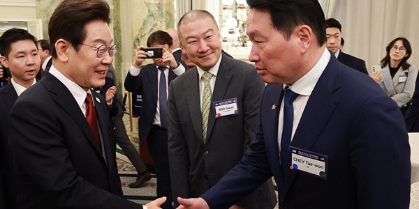 이재명 대통령이 2025년 8월25일(현지시각) 미국 워싱턴DC 윌라드 호텔에서 열린 한미 비즈니스 라운드 테이블에서 최태원 대한상의회장 겸 SK그룹 회장(앞줄 오른쪽)과 악수하고 있다. ⓒ연합뉴스