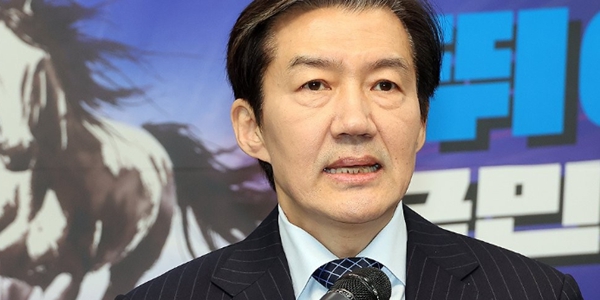 조국 조국혁신당에서 대표가 8일 국회에서 기자간담회를 열어 더불어민주당과의 합당과 관련된 입장을 밝히고 있다. ⓒ연합뉴스