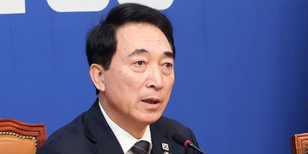 박수현 더불어민주당 수석대변인이 8일 국회에서 현안 관련 기자간담회를 하고 있다. ⓒ연합뉴스