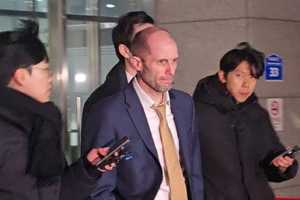 해롤드 로저스 쿠팡 임시 대표이사가 7일 오전 3시 25분쯤 마포구 서울경찰청 광역수사단 청사를 나오면서 취재진들의 질문을 받았으나 답하지 않고 자리를 뜨고 있다. ⓒ연합뉴스