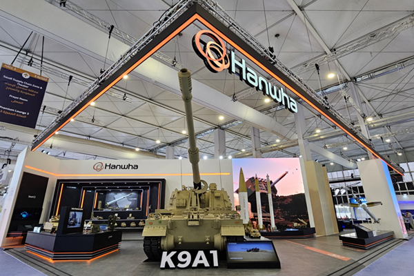 사진1_한화 방산 3사가 사우디아라비아 리야드에서 열린 WDS 2026에 참가해 AI 기술 기반 미래형 통합 무기체계를 선보이고 있다.
