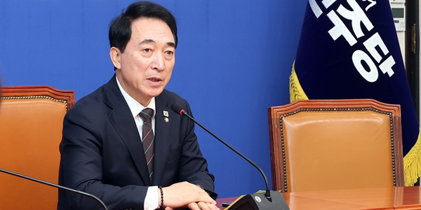 박수현 더불어민주당 수석대변인이 8일 국회에서 기자간담회를 열어 의원총회를 통해 합당 논의를 마무리 지을 거라고 설명하고 있다. ⓒ 연합뉴스