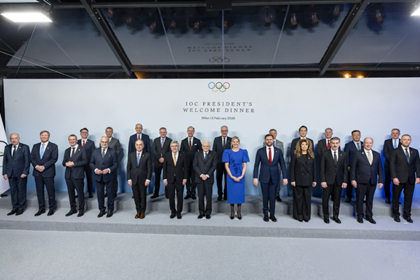 이재용 삼성전자 회장(뒷줄 오른쪽에서 네 번째)이 5일(현지시각) 이탈리아 밀라노-코르티나 담페초 동계올림픽 개막을 하루 앞두고 현지에서 열린 갈라 행사에서 세계 각국의 정상급 지도자 및 기업인들과 기념촬영을 하고 있다. ⓒ이탈리아 대통령실 홈페이지