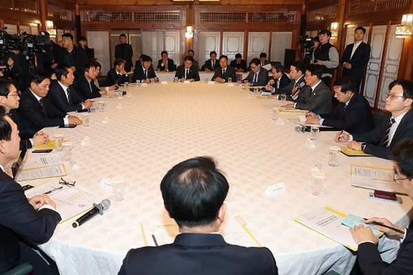 김민석 국무총리가 8일 서울 종로구 삼청동 총리공관에서 열린 고위당정협의회에서 강훈식 대통령 비서실장, 더불어민주당 정청래 대표 등이 참석한 가운데 대형마트의 온라인 배송 규제를 합리화하기 위한 유통산업발전법 개정과 관련해 발언하고 있다. ⓒ연합뉴스