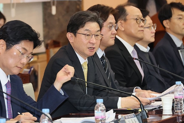 이억원&nbsp;금융위원장이 4일 서울 종로구 정부서울청사에서 열린 금융소비자 현장메신저 간담회에서 발언하고 있다. ⓒ연합뉴스