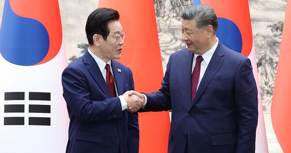 이재명 대통령과 시진핑 중국 국가주석이 2026년 1월5일 베이징 인민대회당에서 열린 한중 MOU 체결식에서 악수하고 있다. ⓒ 연합뉴스