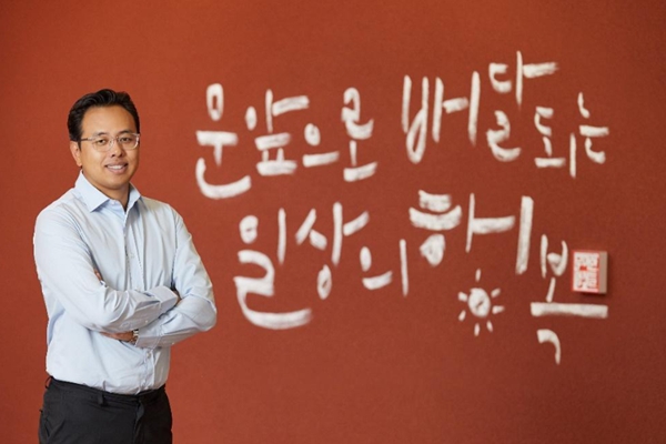 김범석 우아한형제들 대표이사가 퀵커머스 배달의민족을 활용한 사업 범위를 넓히고 있다. 배달의 민족을 운영하는 우아한형제들은 배민B마트가 농립축산식품부와 한국농수산식품유통공사가 주관하는 2026년 농축산물 할인지원사업의 지정 사업자로 선정됐다고 9일 밝혔다. ⓒ우아한형제들