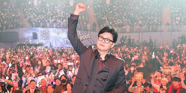 한동훈&nbsp;전 국민의힘 대표가 8일 서울 송파구 잠실실내체육관에서 열린 토크콘서트에서 주먹을 들어올리고 있다. ⓒ연합뉴스