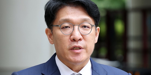 김건희씨에게 고가의 그림을 주고 공천을 청탁했다는 의혹을 받는 김상민 전 검사가 9일 서울중앙지법에서 열린 1심에서 청탁금지법 위반 혐의에 대해 무죄를 선고받았다. ⓒ연합뉴스