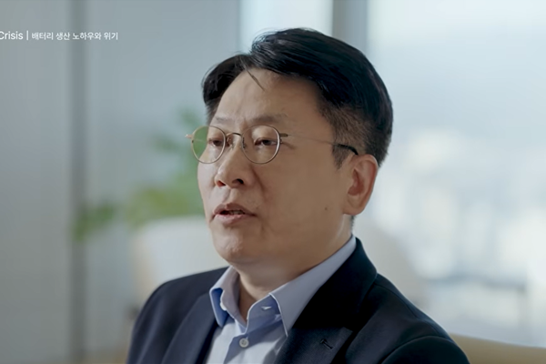 김동명 LG에너지솔루션 대표이사 사장이 자체 유튜브 채널 다큐멘터리 '배터리 생산의 미학: 완벽을 향한 집요한 기록'에서 위기를 기회로 극복해왔다고 강조했다. ⓒLG에너지솔루션 유튜브 채널 갈무리