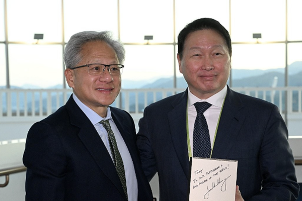 최태원 SK그룹 회장(오른쪽)과 젠슨 황 엔비디아 최고경영자(CEO). ⓒ연합뉴스