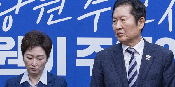 정청래 더불어민주당 대표(오른쪽)와&nbsp;이언주&nbsp;최고위원이 9일 국회에서 열린 최고위원회의에 입장하고 있다. ⓒ연합뉴스