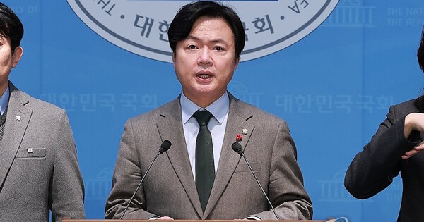 김현정 의원 등 민주당 정무위원들이 10일 국회 소통관에서 열린 기자회견에서 '부동산감독원 설치 법안'을 발의했다고 밝히고 있다. ⓒ 연합뉴스
