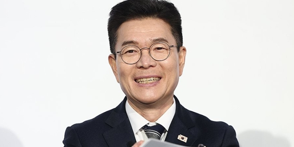 정원오 서울 성동구청장이 8일 서울 올댓마인드 문래에서 열린 북콘서트에서 박수를 치고 있다. ⓒ연합뉴스