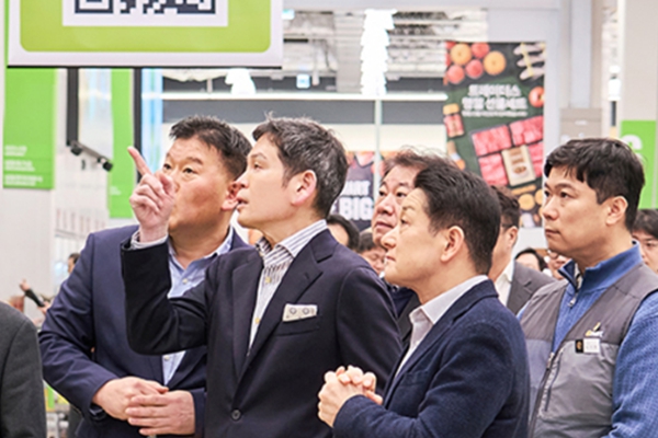 정용진 신세계그룹 회장이 9일 인천 트레이더스 구월점을 찾아 현장을 둘러보며 매장과 상품 설명을 듣고 있다. ⓒ신세계그룹