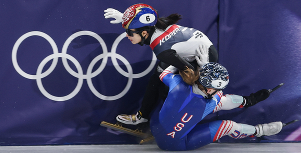 쇼트트랙 혼성계주 준결승에서&nbsp;김길리가 넘어진 커린 스토더드와 충돌하고 있다. ⓒ연합뉴스