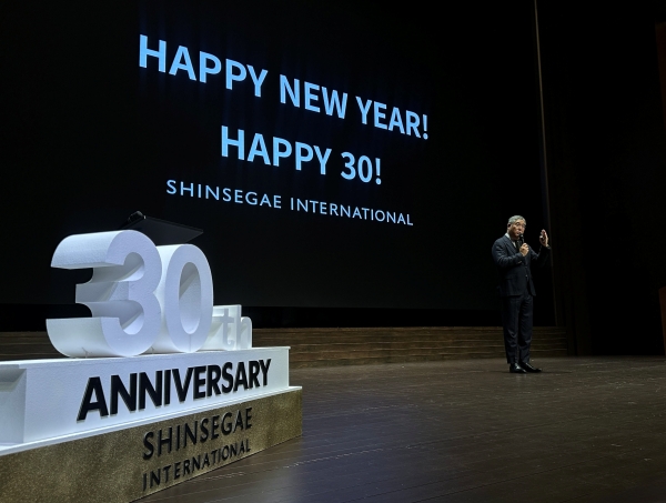 김덕주 신세계인터내셔날 총괄대표이사가 2026년 1월26일 열린 창립 30주년 기념식에서 중장기 성장 비전을 발표하고 있다. ⓒ 신세계인터내셔날