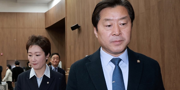 이언주 더불어민주당 최고위원(왼쪽)과 황명선 최고위원이 6일&nbsp;민주당과 조국혁신당 간 합당 논의를 중단할 것을 촉구하기 위해 국회 소통관 기자회견장으로 향하고 있다. ⓒ연합뉴스