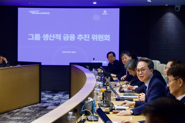 진옥동 신한금융그룹 회장이&nbsp;11일 오전 서울 중구 신한금융 본사에서 열린 '그룹 생산적 금융 추진위원회'에서 그룹사 경영진들이 이야기를 나누고 있다. ⓒ신한금융그룹